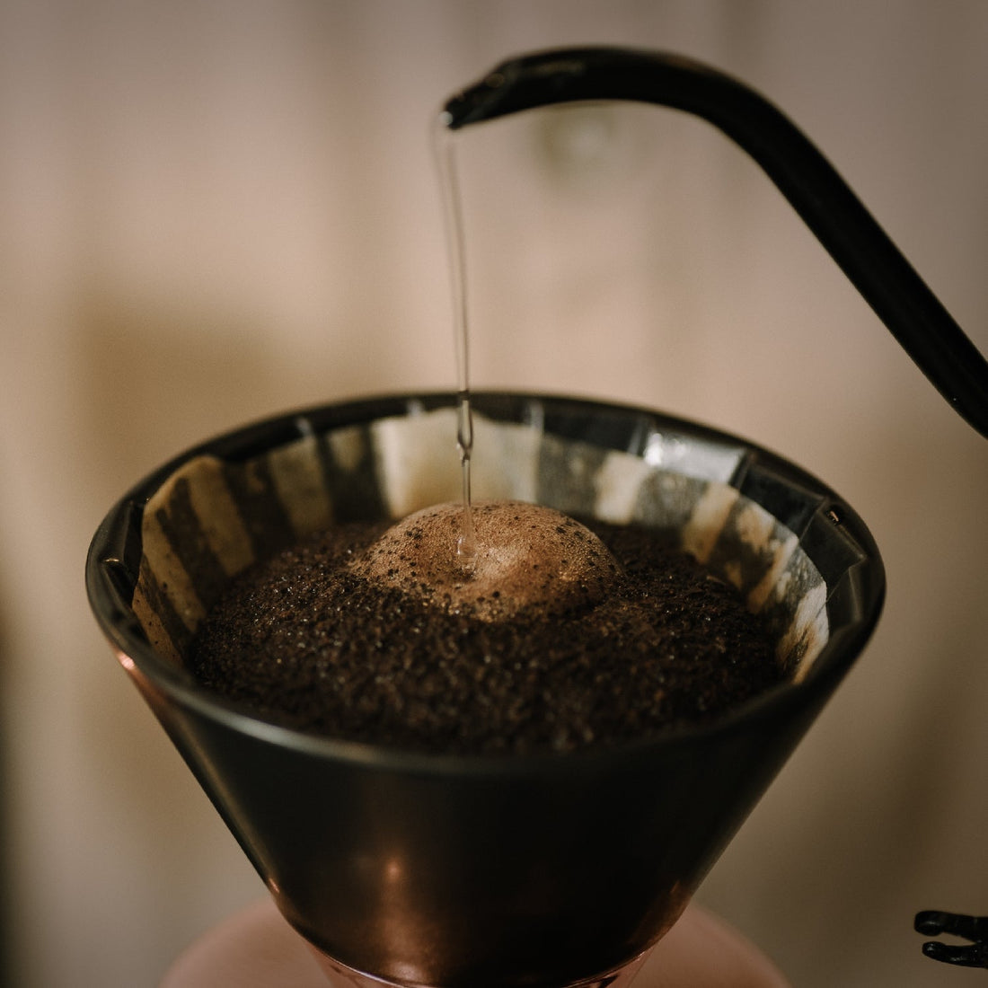 コーヒーをドリップしている画像