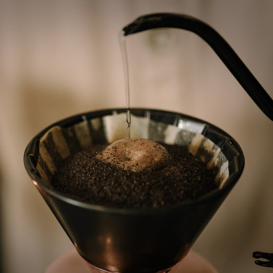 コーヒーをドリップしている画像
