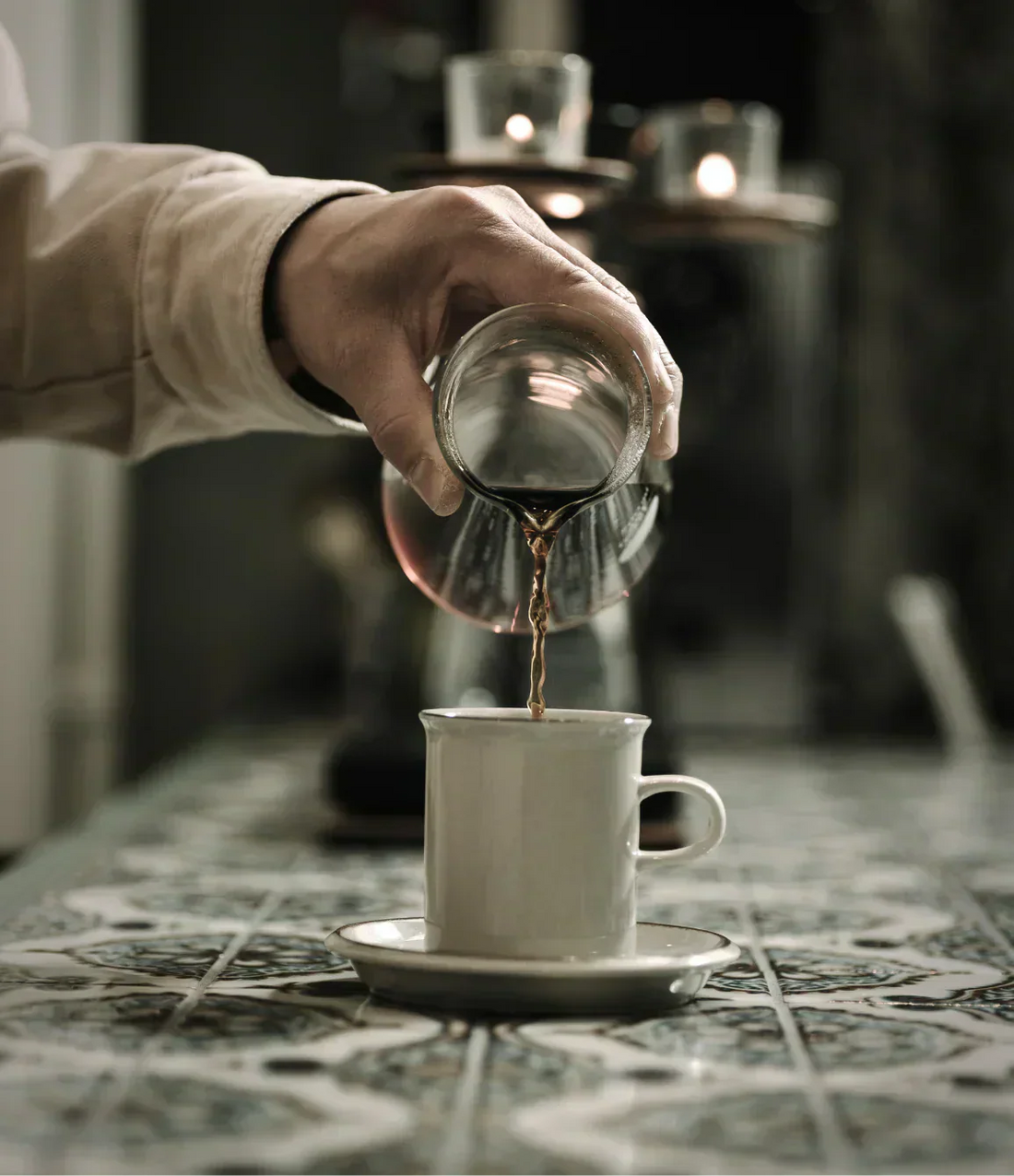 コーヒーをカップに注ぐ画像