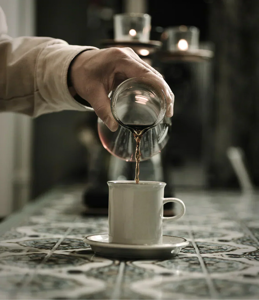 コーヒーをカップに注ぐ画像